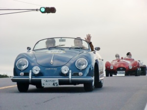 Driving on Onioshi expressway in rows. PORSCHE 356 A SPEEDSTER leads the race