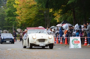 TRIUMPH TR2 competes open PC competition at Komaba Park