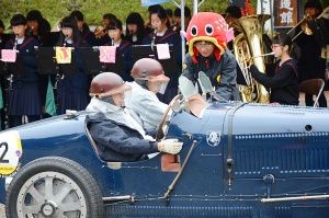Entrants in BUGATTI T35B get stamp at Komaba Park