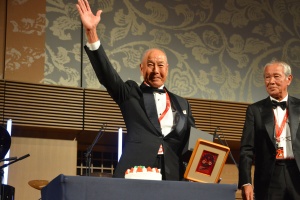 25回すべての大会に参加している秋本さんへ、特別な賞が贈られた