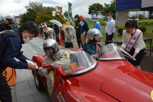 STAGUELLINI S1100 receives stamp and commemorative gift at Uesugi Shrine