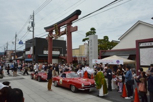 ALFAROMEO GIULIETTA SS receives purification ritual at stamp point Kasama Inari Shrine