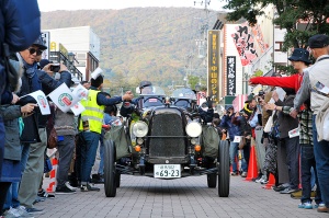 FIAT 501S running through Karuizawaginza Mall surrounded by crowd