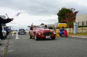 高畠町文化ホールでたくさんの人に見送られる FERRARI 195S