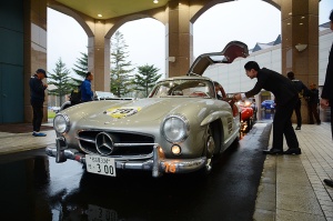裏磐梯レイクリゾートでこの日最後のスタンプを受ける MERCEDES BENZ 300SL