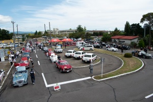 Participating vehicles arrive one after another at car inspection venue Yabuki Driving School